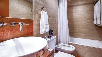 Dreamy Bariloche a few blocks from downtown | Bathroom | Bathtub, hair dryer, towels, soap