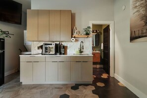 Fridge, oven, stovetop, coffee/tea maker