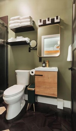 Haartrockner, Handtücher, Seife, Toilettenpapier