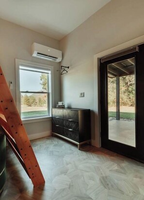 Interior - Luxury Suite 3 (Benton)