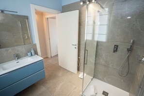 Sèche-cheveux, serviettes fournies, savon, papier toilette