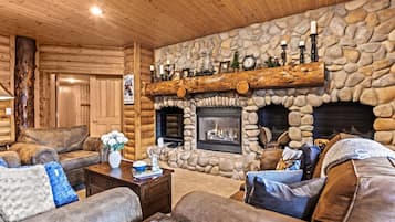 Kondominium (2 Bedrooms) | Ruang keluarga | TV dan pemutar DVD