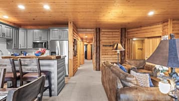 Condo (2 Bedrooms) | Property amenity