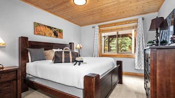 Condo (2 Bedrooms) | 2 habitaciones, edredón y espacio para trabajar con laptop