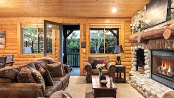 Condo (2 Bedrooms) | Sala de estar | Televisión de 32 pulgadas con canales vía satélite y reproductor de DVD