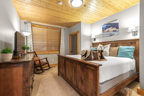 Leilighet (2 Bedrooms) | 2 soverom, dundyner, skrivebord for bærbar PC og strykejern/-brett