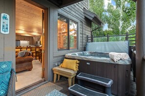 Condo (2 Bedrooms) | Salle de bain | Douche, articles de toilette griffés