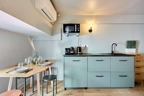 Appartement | Cuisine privée | Réfrigérateur, four à micro-ondes, cafetière-théière