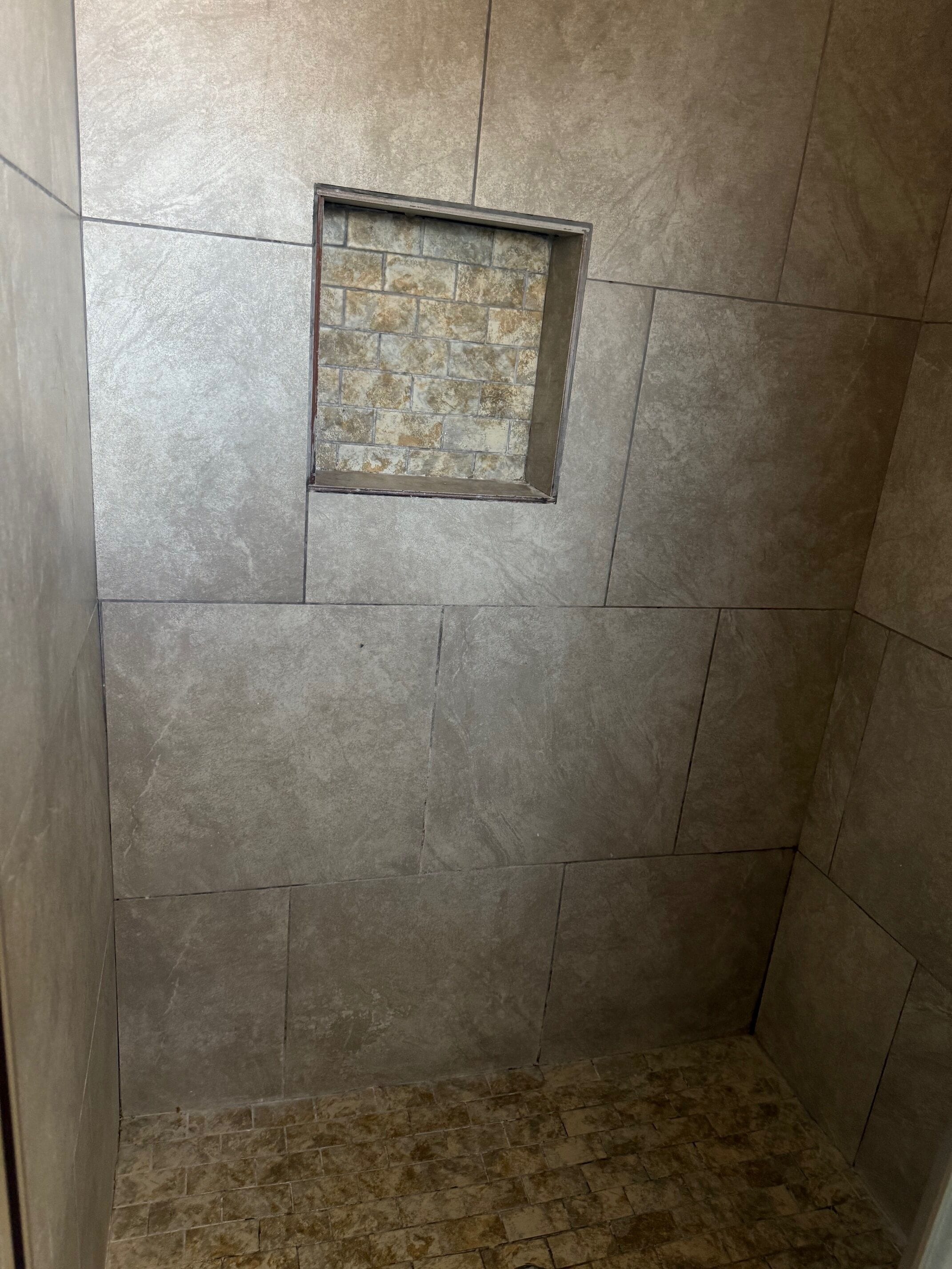 Weekly One Queen and One Twin, No Kitchen, Smoking Room | Bathroom