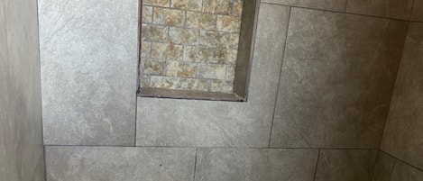 Weekly One Queen and One Twin, No Kitchen, Smoking Room | Bathroom | Towels, soap, shampoo, toilet paper