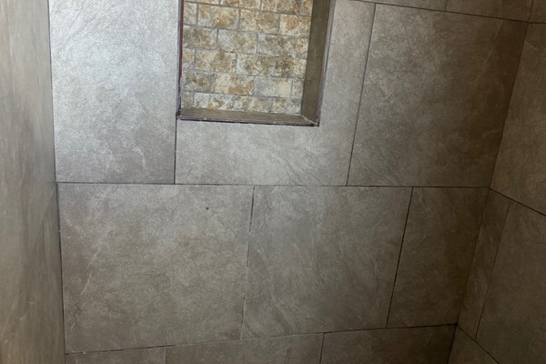Weekly One Queen and One Twin, No Kitchen, Smoking Room | Bathroom | Towels, soap, shampoo, toilet paper