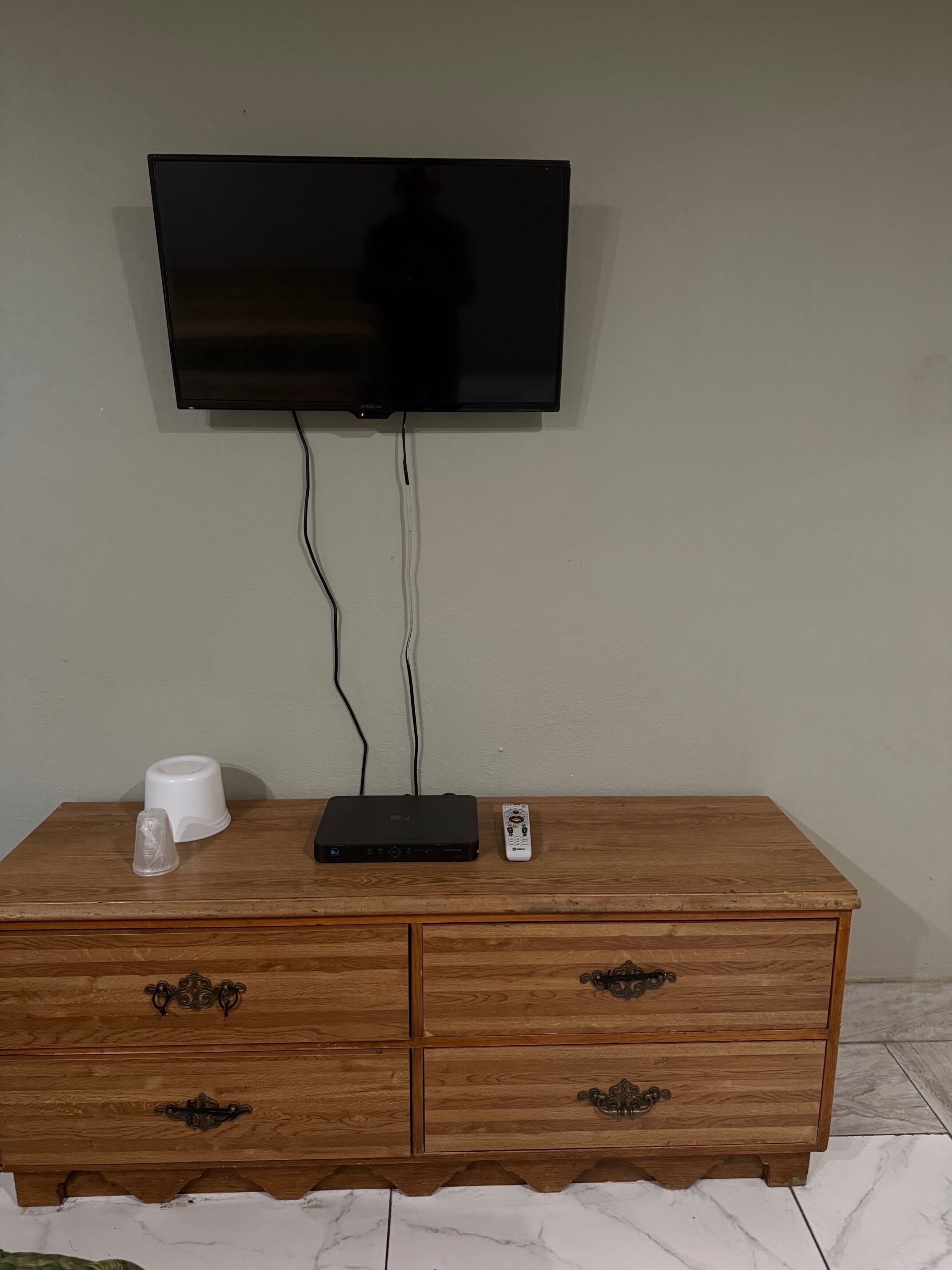 Un mueble de madera con un televisor de pantalla plana montado en la pared superior.