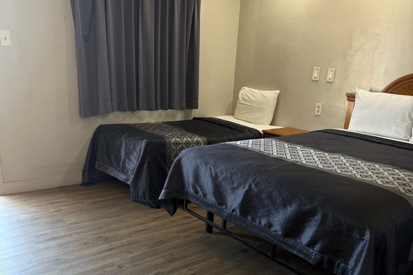 Weekly One Queen and One Twin, No Kitchen, Smoking Room | WiFi (free)