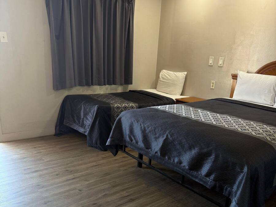 Weekly One Queen and One Twin, No Kitchen, Smoking Room | Free WiFi