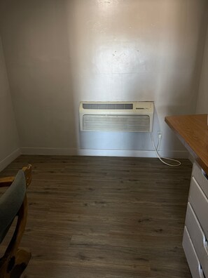 Weekly One Queen and One Twin, No Kitchen, Smoking Room | In-room dining - Apple Valley Motel (Apple Valley)