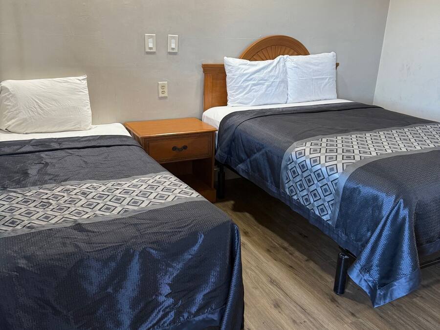 1 Queen and 1 Twin Bed