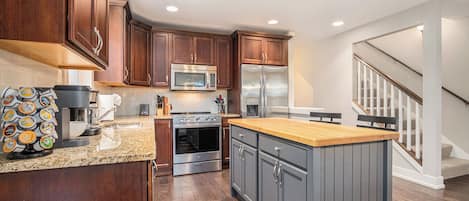 Geladeira, micro-ondas, fogão, cooktop