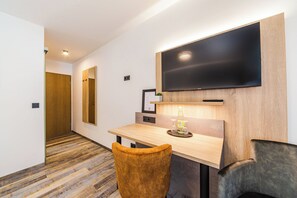 Double or Twin Room, Non Smoking, Private Bathroom | Desk, laptop workspace, soundproofing, free WiFi - Hotel Franken (Forchheim)