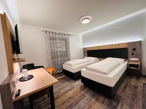 Desk, laptop workspace, soundproofing, free WiFi - Hotel Franken (Forchheim)