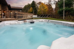 Outdoor spa tub - The Poolside Escape | Hot Tub | Arcade | Ping Pong (Bridgman)