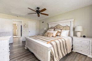 5 bedrooms, desk, iron/ironing board, free WiFi - The Poolside Escape | Hot Tub | Arcade | Ping Pong (Bridgman)
