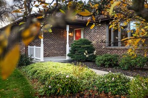 Exterior - The Poolside Escape | Hot Tub | Arcade | Ping Pong (Bridgman)