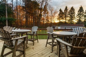 Outdoor dining - The Poolside Escape | Hot Tub | Arcade | Ping Pong (Bridgman)