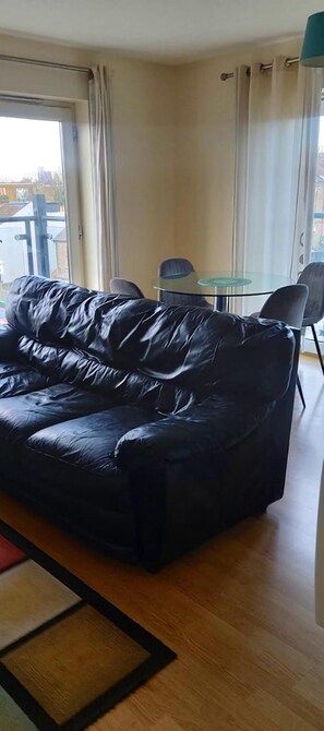 Apartment | Living area - Bushwood, Ldn 2bed Apt-balcony-parking (London)