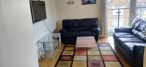 Apartment | Living area - Bushwood, Ldn 2bed Apt-balcony-parking (London)