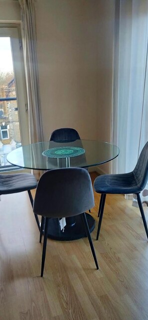 Apartment | Dining - Bushwood, Ldn 2bed Apt-balcony-parking (London)