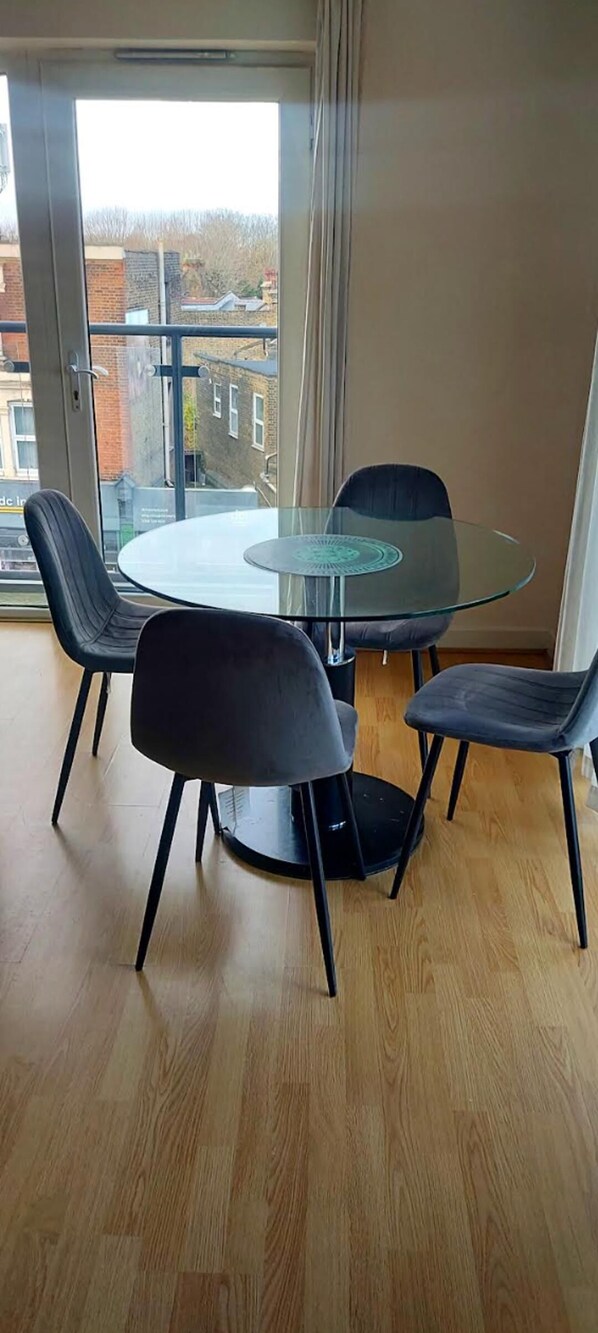 Dining - Bushwood, Ldn 2bed Apt-balcony-parking (London)
