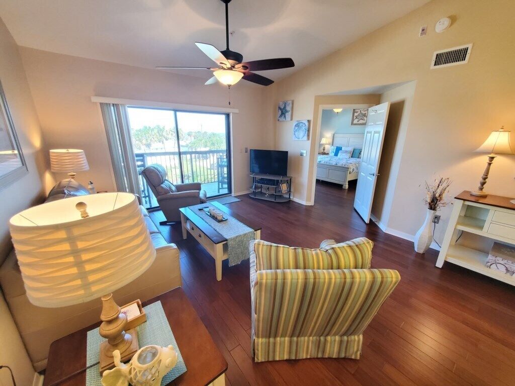 Condo, varias camas, balcón, vista al jardín (Ocean Village Club I35) | Área de sala de estar | Televisión de pantalla plana de 42 pulgadas con canales por cable 