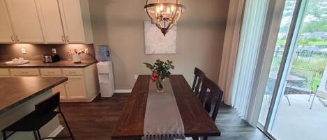 Ferienhaus, Mehrere Betten, Terrasse, Gartenblick (Sawmill Landing) | Speisen
