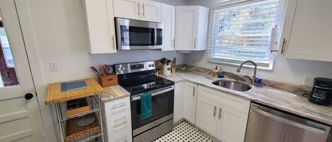 Maison, Plusieurs lits, patio, vue sur le jardin (Downtown Getaway) | Cuisine privée | Réfrigérateur, four à micro-ondes, un four, surface de cuisson