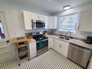 Maison, plusieurs lits, patio, vue jardin (Downtown Getaway) | Cuisine privée | Réfrigérateur, micro-ondes, four, plaque de cuisson