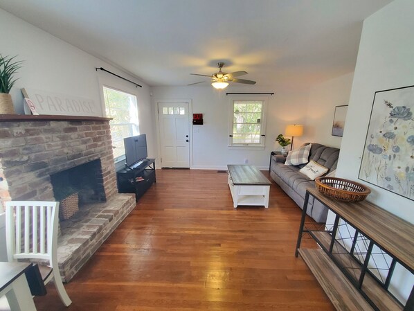 Maison, plusieurs lits, patio, vue jardin (Downtown Getaway) | Coin séjour | Télévision à écran plat de 42 pouces avec chaînes numériques