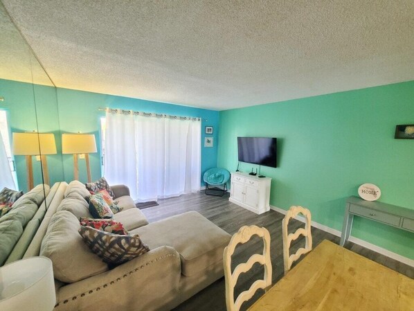 Huoneisto, useita sänkyjä, parveke, näköala puutarhaan (Pelican Inlet C217) | Oleskelualue | 42–tuumainen taulutelevisio, jossa digitaalikanavat