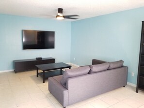 單棟房屋, 1 張特大雙人床及 1 張梳化床, 廚房 (206 A 10th New) | 客廳