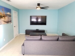 House, 1 King Bed with Sofa bed, Kitchen (206 A 10th New) | Living area