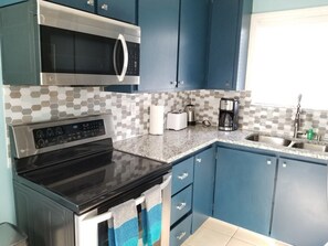 單棟房屋, 1 張特大雙人床及 1 張梳化床, 廚房 (206 A 10th New) | 私人廚房 | 雪櫃、微波爐、焗爐、爐具