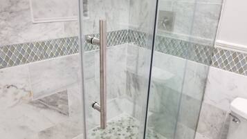 Maison, 1 trÚs grand lit et 1 canapé-lit, cuisine (206 A 10th New) | Salle de bain | Articles de toilette de luxe