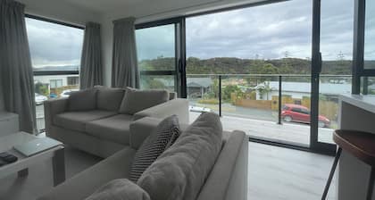 Mangawhai Family Getaway, near beach and skate park with secure parking