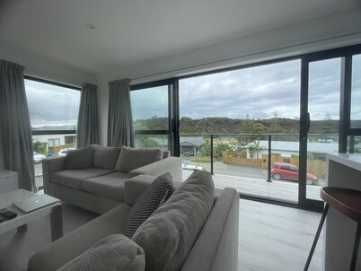 Mangawhai Family Getaway, near beach and skate park with secure parking