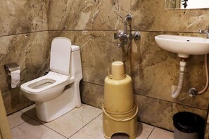 Camera Premium | Bagno | Doccia, set di cortesia gratuito, asciugamani, sapone
