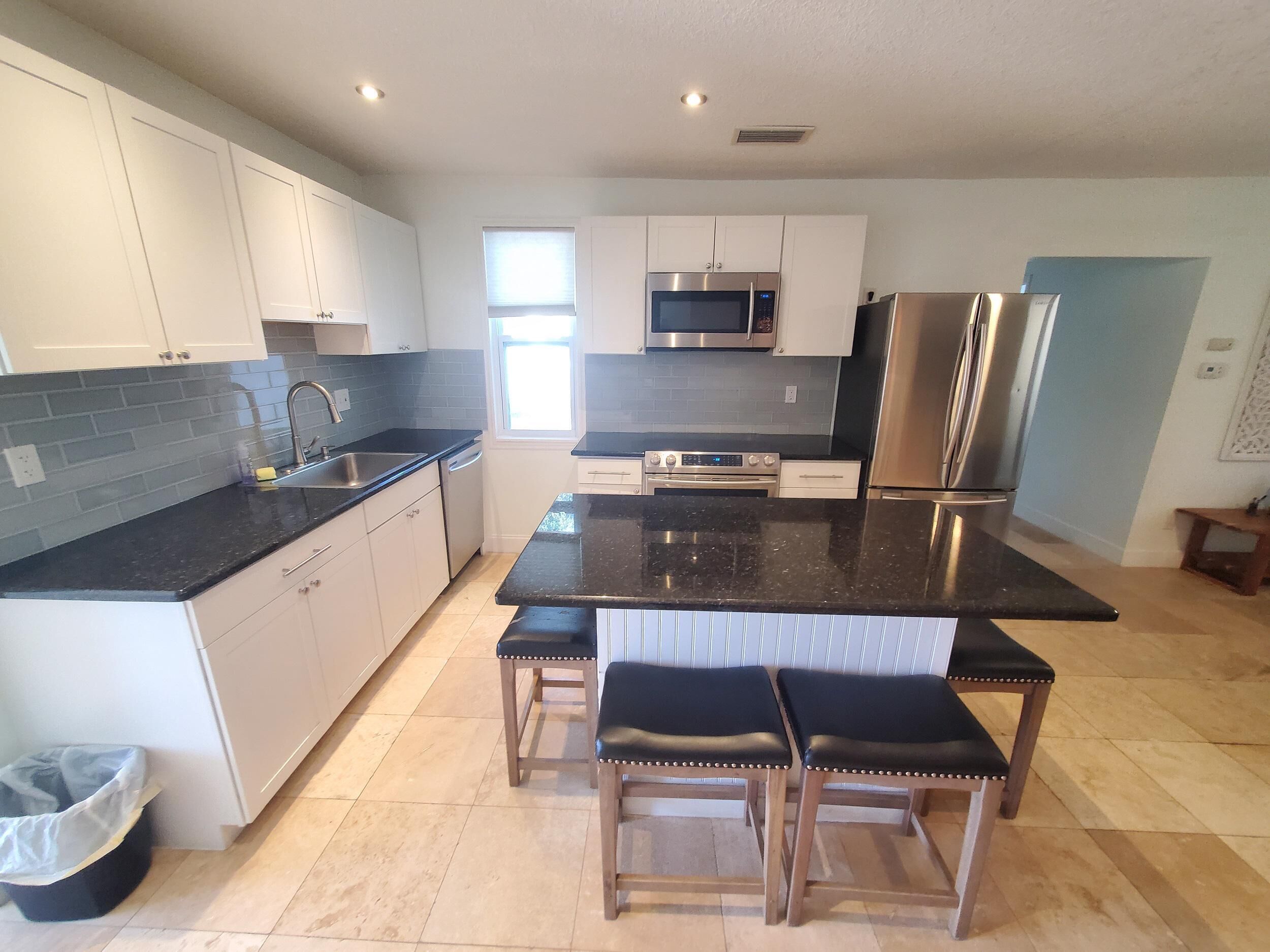 Casa, varias camas, patio, vistas al jardín (Zen Cottage - All) | Cocina privada | Frigorífico, microondas, horno y placa de cocina