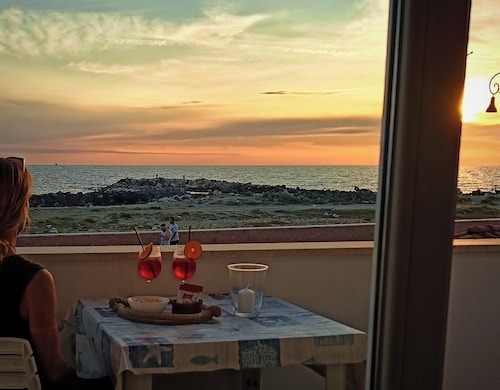 Relaxing seaside apartment 10' from Fiumicino Airport. Possible shuttle