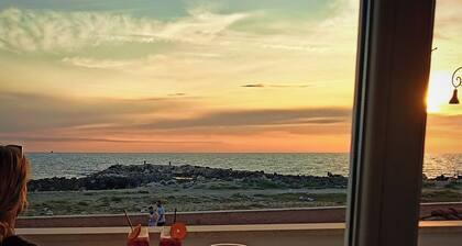 Relaxing seaside apartment 10' from Fiumicino Airport. Possible shuttle