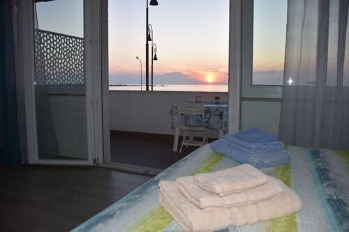 Relaxing seaside apartment 10' from Fiumicino Airport. Possible shuttle