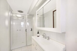 Suihku, hiustenkuivaaja