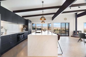 Refrigerador, horno, parrilla de estufa y lavavajillas 